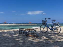 Spiaggia di Bali con bici