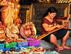 Artigiana nel mercato di Bali