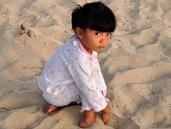 Bambina sulla spiaggia di Jimbaran
