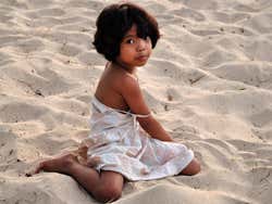 Bambina sulla spiaggia di Jimbaran