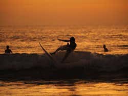 Surf sulla spiaggia di Kuta al tramonto